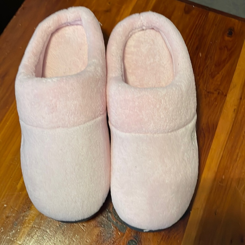 NWOT ISOTONER SLIPPERS